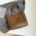 Bolso tote vintage marrón oscuro en cuero sintético liso con detalles metálicos dorados - Marrón