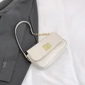 Chique crèmewitte crossbodytas met luxe gouden metalen sluiting en ketting schouderriem - Wit