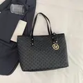 Elegante borsa tote nera con motivo monogramma M e ciondolo dorato da donna - Nero