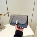 Elegante borsa a tracolla grigio scuro opaca con catena dorata e chiusura a U - Grigio