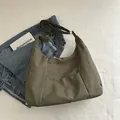 Grand sac fourre-tout en nylon vert olive avec bandoulière et coutures élégantes - Vert