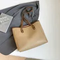 Bolso tote vintage caqui con asas marrón oscuro y detalles de anillos metálicos dorados - Caqui