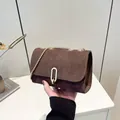 Borsa a tracolla marrone in finta pelle scamosciata con catena d'oro e fibbia - Marrone