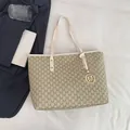 Borsa tote con monogramma M beige e verde oliva e ciondolo in metallo dorato - Bianco Sporco