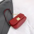 Elegante donkerrode lederen crossbody tas met gouden metalen slot en kettingriem - Rood