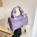 Mini bolso cilíndrico de nailon violeta claro minimalista con correa ancha y cremallera - Púrpura