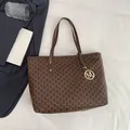 Borsa tote marrone con motivo M e ciondolo dorato in stile grande capacità - Marrone