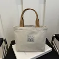 Mini-Canvas-Tragetasche in Creme mit braunen Griffen und süßem Bären-Patch - Weiß