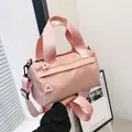 Bolso cilíndrico rosa con correa ajustable y bolsillo frontal con cremallera - Rosa