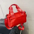 Bolso pequeño cuadrado de nailon rojo con correa ajustable y bolsillos con cremallera - Rojo