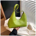 Borsa hobo in pelle verniciata verde fluorescente con dettaglio logo minimalista - Verde