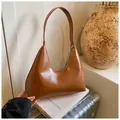 Borsa hobo marrone lucida in vernice con ampia tracolla e chiusura a zip in argento - Marrone
