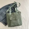 Grand sac fourre-tout vert sauge avec bandoulière réglable et poche avant à rabat - Vert