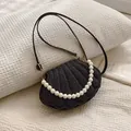 Bolso bandolera negro brillante en forma de concha con asa de perlas grandes chic - Negro