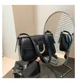 Schicke schwarze Schultertasche mit goldener U-Schnalle und zwei Riemen - Schwarz