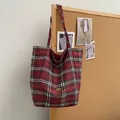 Bolso tote con estampado de cuadros rojos y negros, logotipo metálico y gran capacidad - Rojo