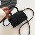 Minimalistische schwarze Umhängetasche mit Webstruktur und goldenen Beschlägen - Schwarz