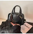 Retro schwarze Boston-Tasche aus Kunstleder mit Tennisschläger-Anhänger und Gurt - Ohne Anhänger / Schwarz