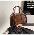 Dunkelbraune Boston-Tasche aus Leder mit Mode-Logo, Doppelgriffen und Umhängeband - Ohne Anhänger / Braun