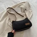 Sac sous le bras tendance en toile noire avec garniture en cuir marron et bandoulière - Noir