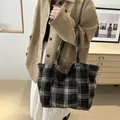 Grand sac cabas à carreaux marron avec double sangle et poche frontale - Noir