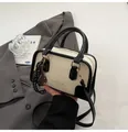 Schicke schwarz-weiße Leder-Henkeltasche mit Mode-Schriftzug und Tennis-Anhänger - Ohne Anhänger / Weiß und Schwarz