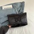 Elegante bolso de satén negro con bordado de mariposa y acabado sedoso - Negro