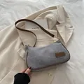 Sac sous le bras en sergé gris tendance avec garniture en cuir brun et détails dorés - Gris