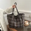 Sac fourre-tout à carreaux marron et bleu avec poignées renforcées pour l'automne-hiver - café