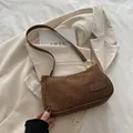 Sac à bandoulière baguette tissé marron avec fine lanière et détails dorés chics - Marron