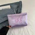 Elegante bolso de mano de satén morado con delicado bordado de mariposa para mujer - Púrpura