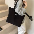 Borsa tote nera in velluto a coste da donna con un design minimalista retrò a spalla - Nero