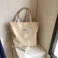 Grande borsa tote in velluto a coste beige da donna con toppa blu e doppi manici robusti - Cachi