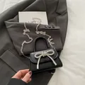 Mini borsa a mano in pelle PU nera con fiocco in strass lucidi e catena argentata - Nero