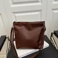 Sac seau à bandoulière marron foncé minimaliste de grande capacité en cuir PU mat de qualité - Marron