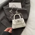 Mini borsa bianca con fiocco in strass scintillanti e tracolla a catena - Bianco