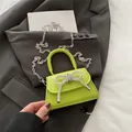 Mini borsa verde lime con fiocco in strass scintillanti e tracolla a catena argento - Verde