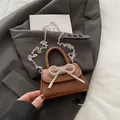 Mini borsa marrone in pelle con fiocco di strass argento e tracolla a catena - Marrone