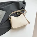 Minimalistische cremeweiße Umhängetasche in Eimerform mit verstellbarem Gurt - Ohne Anhänger / Gebrochenes Weiß