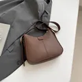 Minimalistische braune Umhängetasche aus Leder mit goldener Schnalle und Gurt - Ohne Anhänger / Braun