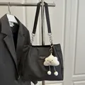 Minimalistische schwarze Totebag mit Silberkette und weißem Plüsch-Wolkenanhänger am Ständer - Ohne Anhänger / Schwarz