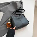 Sac seau minimaliste en similicuir noir avec un pendentif monstre en peluche tendance - Avec Pendentif / Noir