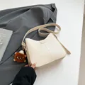 Sac bandoulière minimaliste blanc crème avec breloque peluche et sangle mode - Avec Pendentif / Blanc Cassé