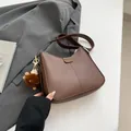 Sac hobo marron mat avec pendentif lion en peluche et bandoulière large élégante - Avec Pendentif / Marron