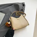 Sac seau beige chic de grande capacité avec pendentif mode et bandoulière réglable - Avec Pendentif / Khaki