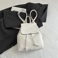 Sac à dos crème en similicuir plissé avec fermeture à cordon et rabat style vintage - Blanc