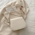 Minimalistische beige Satteltasche aus glattem Leder für die Sommermode 2025 - Weiß