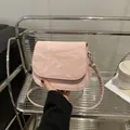 Rosafarbene Satteltasche mit Marmorstruktur und silbernem Schriftzug für Damen - Braun