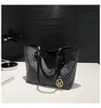 Bolso tote negro con estampado de monograma letra M y colgante metálico dorado - Negro
