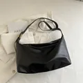 Bolso hobo grande de cuero negro mate con hebilla dorada y correa ajustable - Negro